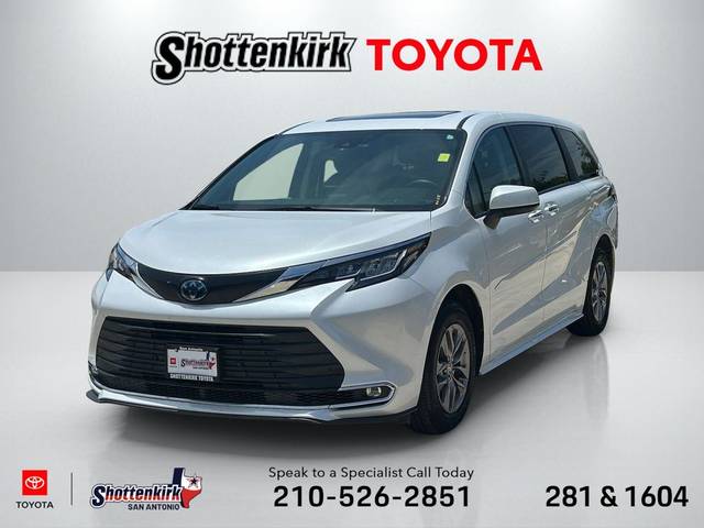 2023 Toyota Sienna XLE FWD photo