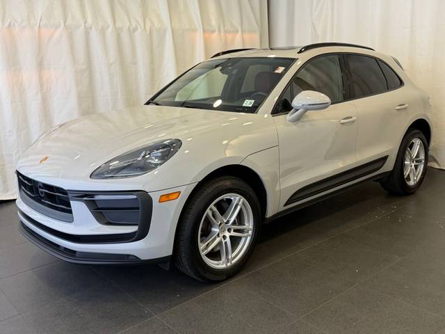 2023 Porsche Macan  AWD photo