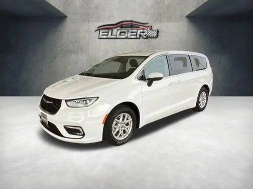 2023 Chrysler Pacifica Minivan Touring L FWD photo