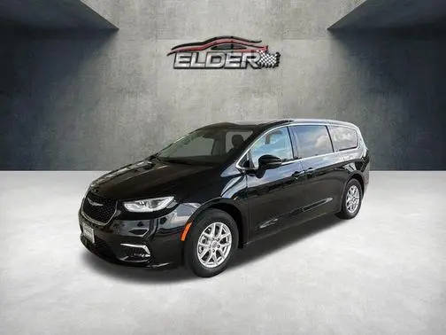 2023 Chrysler Pacifica Minivan Touring L FWD photo