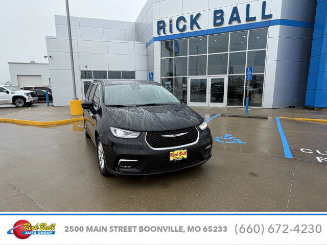 2023 Chrysler Pacifica Minivan Touring L FWD photo