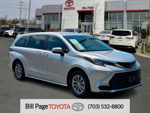 2023 Toyota Sienna LE FWD photo