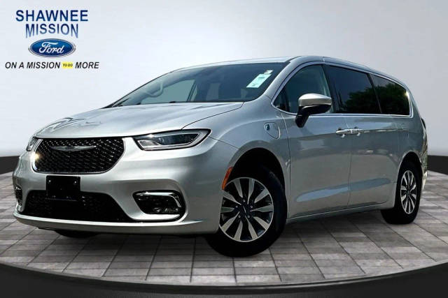2023 Chrysler Pacifica Minivan Hybrid Touring L FWD photo