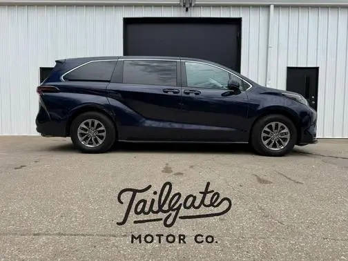 2023 Toyota Sienna LE AWD photo