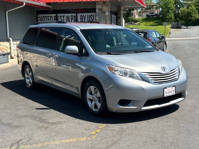 2015 Toyota Sienna LE FWD photo