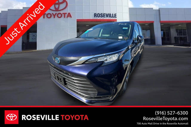2023 Toyota Sienna LE FWD photo