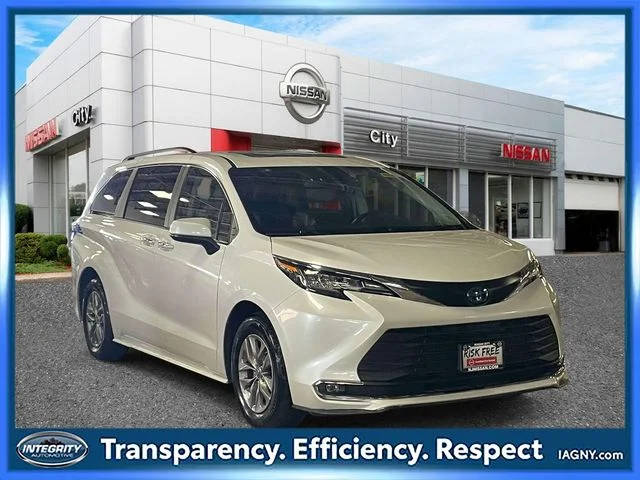 2023 Toyota Sienna XLE FWD photo