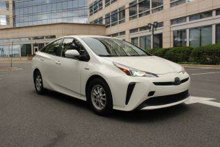 2019 Toyota Prius LE FWD photo