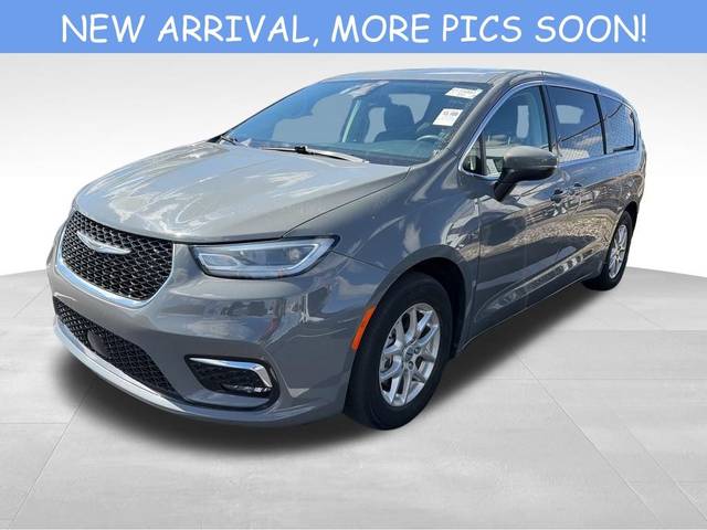 2023 Chrysler Pacifica Minivan Touring L FWD photo