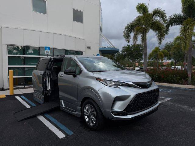 2022 Toyota Sienna XSE AWD photo