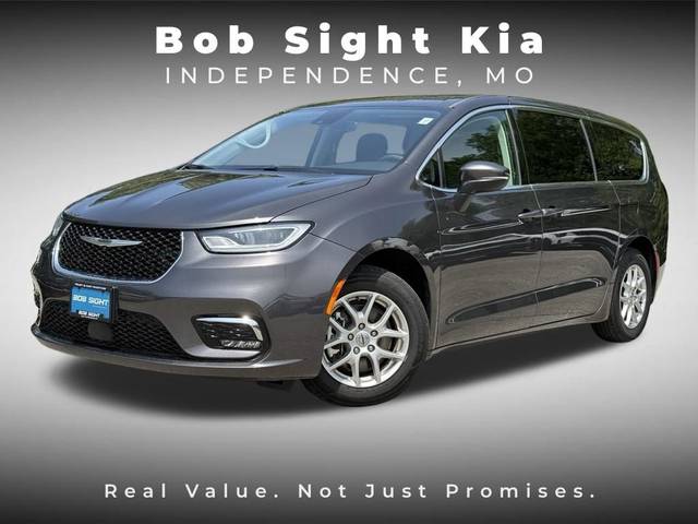 2023 Chrysler Pacifica Minivan Touring L FWD photo