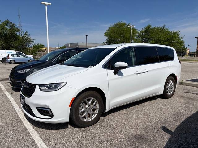 2023 Chrysler Pacifica Minivan Touring L FWD photo