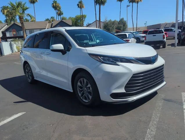 2022 Toyota Sienna LE FWD photo