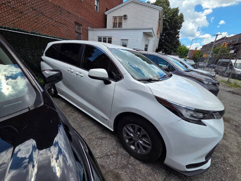 2022 Toyota Sienna LE FWD photo