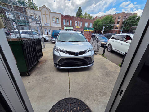 2022 Toyota Sienna LE FWD photo