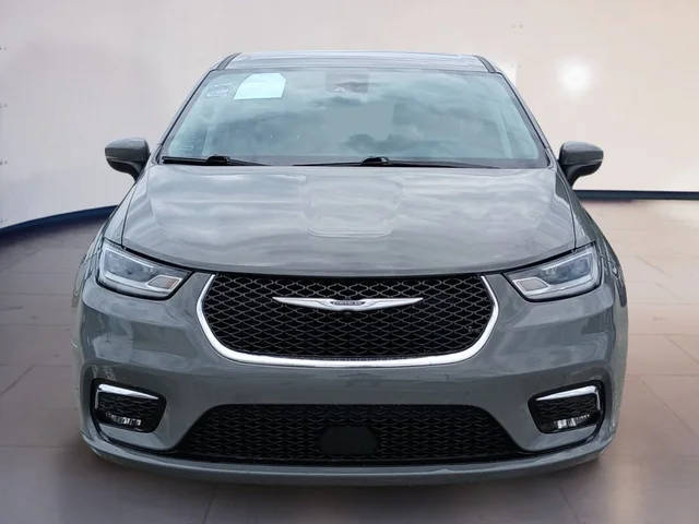 2023 Chrysler Pacifica Minivan Touring L FWD photo