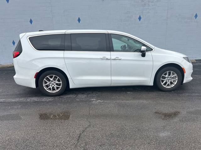 2023 Chrysler Voyager LX FWD photo