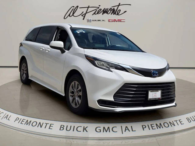 2023 Toyota Sienna LE FWD photo