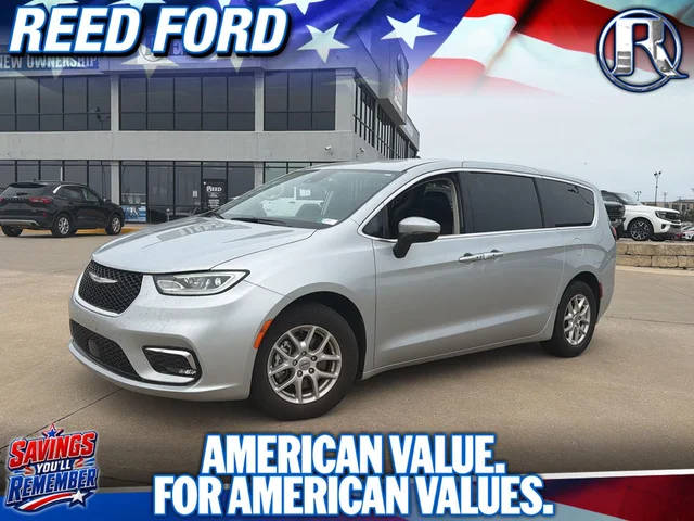 2023 Chrysler Pacifica Minivan Touring L FWD photo