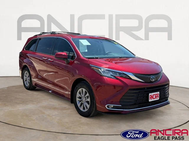 2022 Toyota Sienna XLE FWD photo
