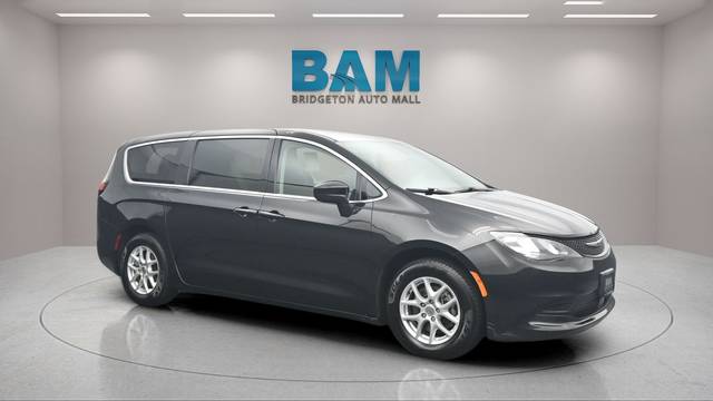 2022 Chrysler Voyager LX FWD photo