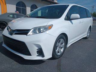 2020 Toyota Sienna LE FWD photo