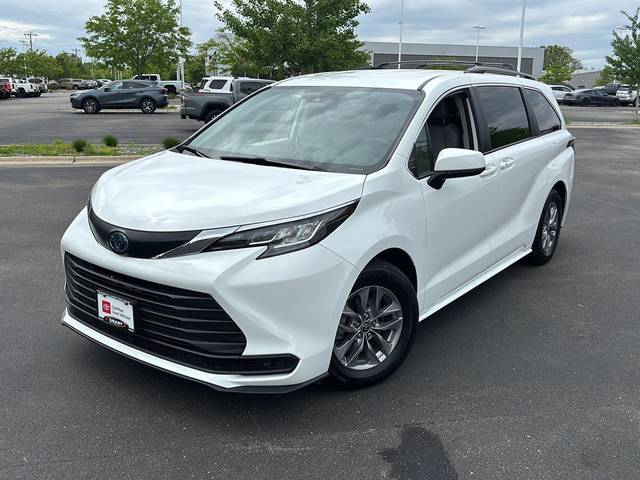2022 Toyota Sienna LE AWD photo
