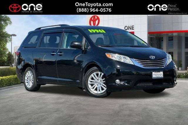 2016 Toyota Sienna XLE FWD photo