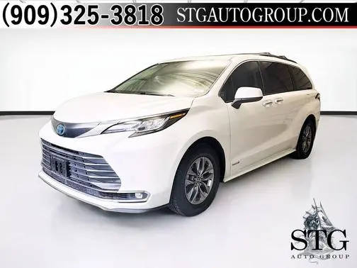 2021 Toyota Sienna XLE FWD photo