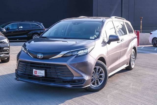 2021 Toyota Sienna LE FWD photo