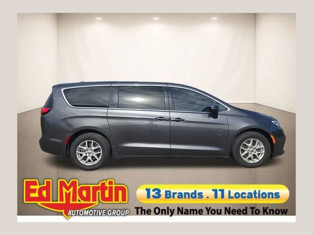 2023 Chrysler Pacifica Minivan Touring L FWD photo