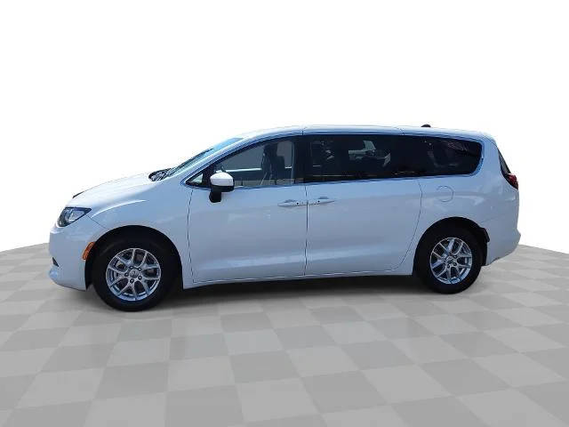 2022 Chrysler Voyager LX FWD photo