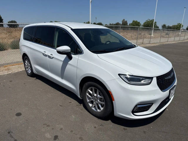 2023 Chrysler Pacifica Minivan Touring L FWD photo