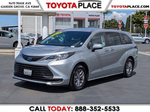2021 Toyota Sienna LE FWD photo