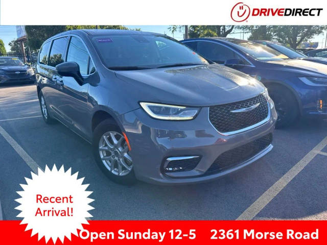 2023 Chrysler Pacifica Minivan Touring L FWD photo