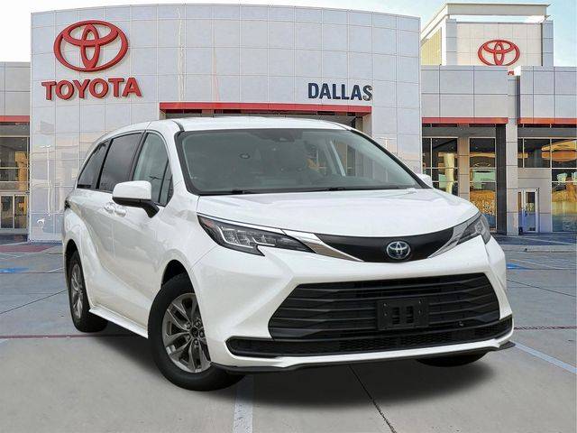 2023 Toyota Sienna LE FWD photo
