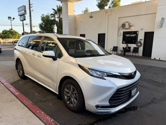 2022 Toyota Sienna XLE FWD photo