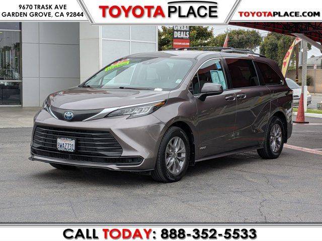 2021 Toyota Sienna LE FWD photo