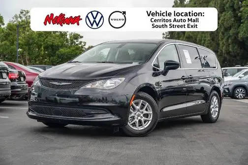 2022 Chrysler Voyager LX FWD photo