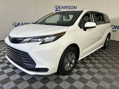 2022 Toyota Sienna LE FWD photo