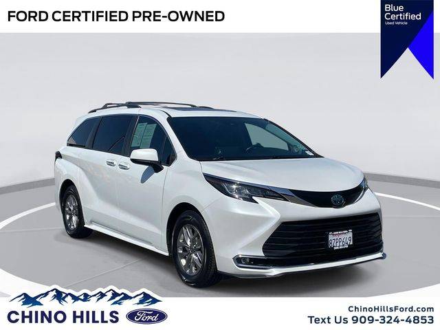 2022 Toyota Sienna XLE FWD photo