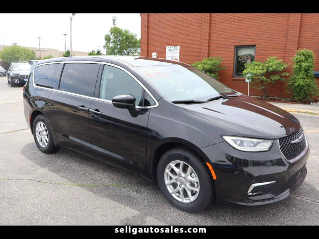 2023 Chrysler Pacifica Minivan Touring L FWD photo