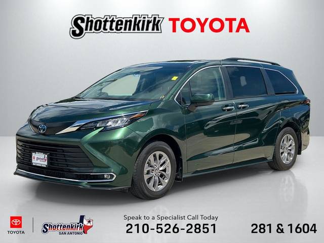 2023 Toyota Sienna XLE FWD photo