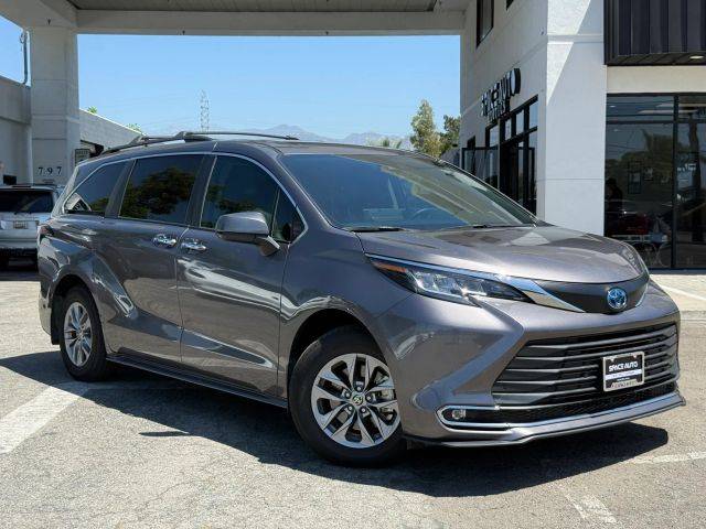 2021 Toyota Sienna XLE FWD photo