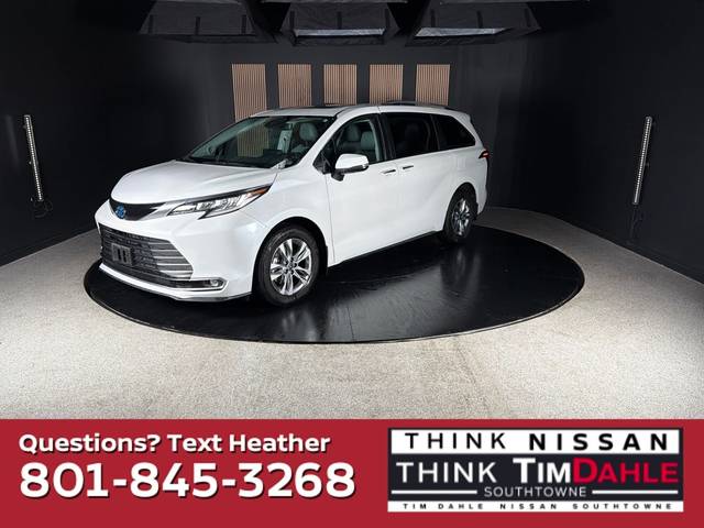 2023 Toyota Sienna Limited FWD photo