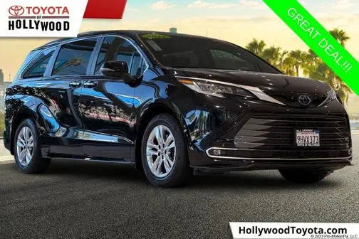 2023 Toyota Sienna Limited FWD photo