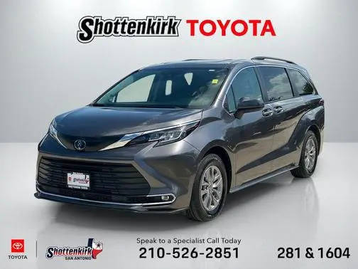 2023 Toyota Sienna XLE FWD photo