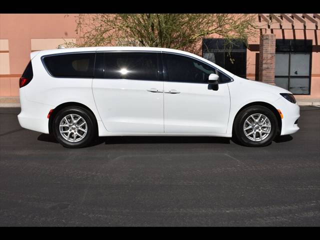 2022 Chrysler Voyager LX FWD photo