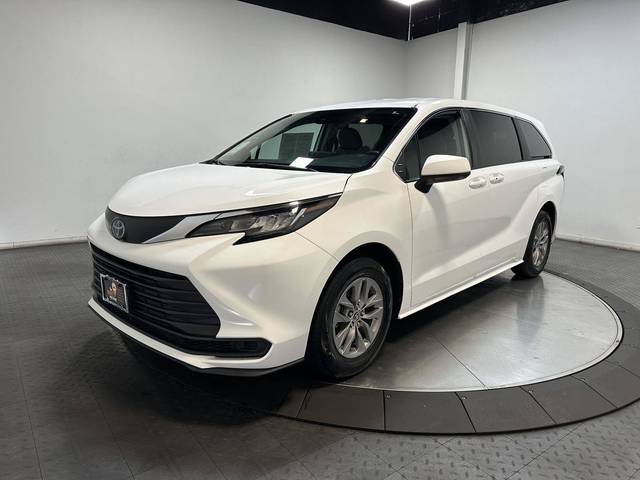 2023 Toyota Sienna LE FWD photo