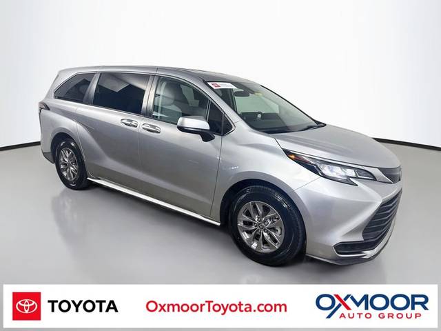 2022 Toyota Sienna LE FWD photo